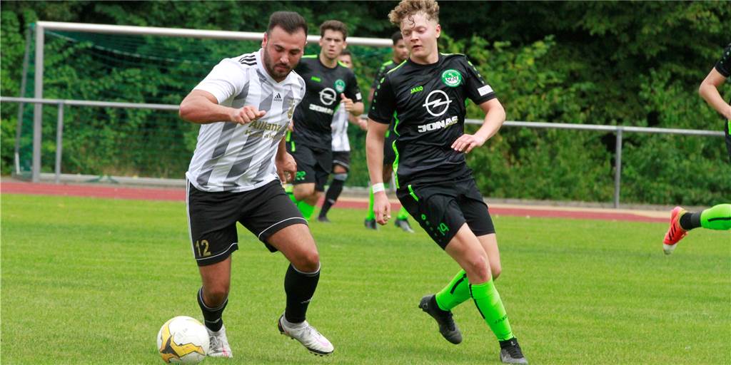 Eintracht Werne geht gegen die SG Massen unter: Freistoßtreffer leiten SGM-Sieg endgültig ein Tunahan Sari (l.) und Eintracht Werne mussten sich Filippo Russello (r.) und der SG Massen geschlagen geben.