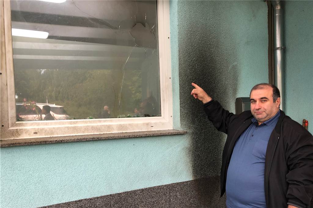 Nach Molotow-Cocktails auf Evinger Moschee: Gemeinde hat Angst vor neuem Anschlag Tuncer Öztürk zeigt die Schäden an dem Gemeindezentrum.