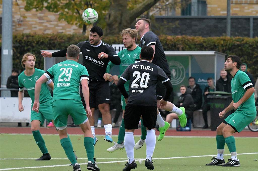 Kopfball von TuRa-Spieler.