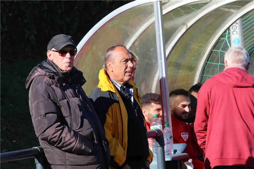Rettungswagen vor Ort - Lupenreiner Kupfer-Hattrick leitet TSC-Debakel ein TuRa-Chef "HG" Siegmund und Wolfgang Grothaus können aktuell mit der Leistung des FC TuRa zufrieden sein.
