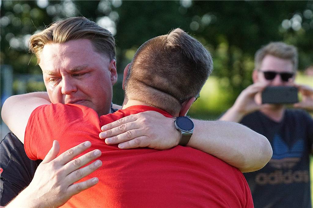 TuRa Bergkamen jubelt nach Neun-Tore-Spektakel: Elyessa Dumanli trifft für die Bezirksliga TuRa-Trainer Chris Brügmann (l.) herzt den Sportlichen Leiter Oli Kraus und kann die Freudentränen nicht unterdrücken.