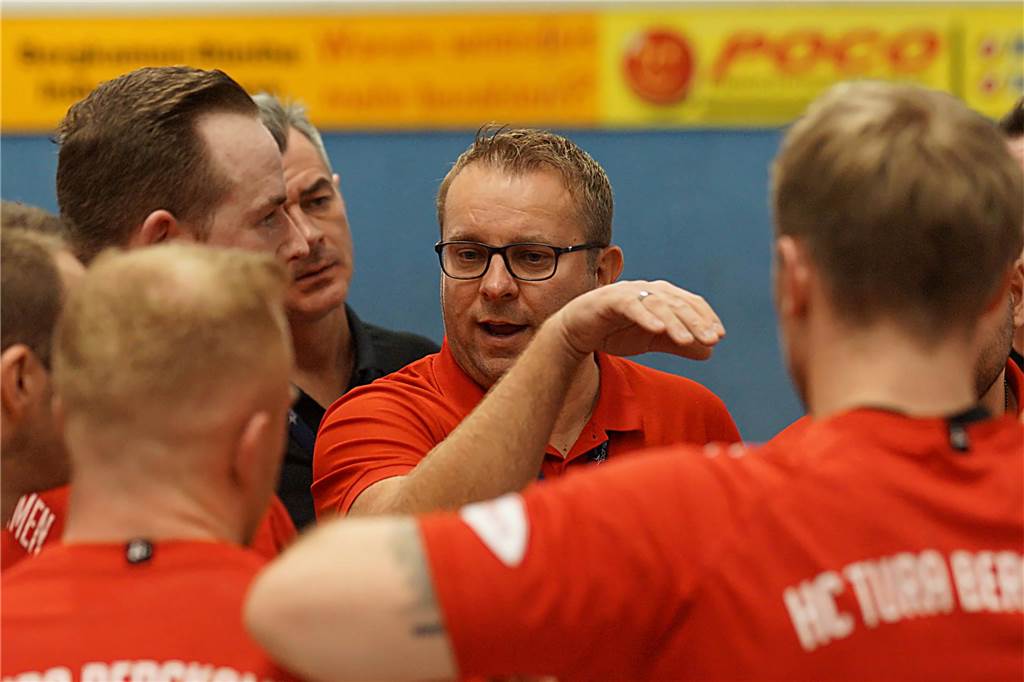 HC TuRa siegt gegen „vogelwilde Harakiri-Taktik“ TuRa-Trainer Thomas Rycharski spielte im Angriff gegen Schalksmühle mit einem Feldspieler mehr.