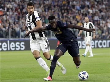 Turins Sami Khedira (l) im Zweikampf gegen Monacos Benjamin Mendy. Foto: Antonio Calanni