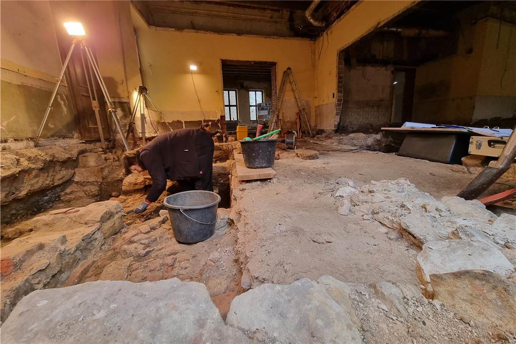 Abriss und Neubau Burgschänke: Burggeschichte soll innovativ erlebbar werden Turmmauer und Turmfundament wurden unter der alten Burgschänke freigelegt, die seinerzeit einfach darüber errichtet wurde.
