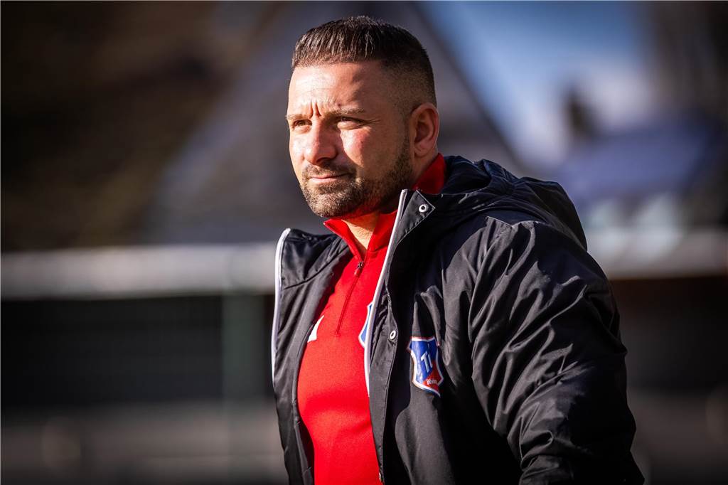 Coach Andreas Venezia vom TuS Bövinghausen verletzt sich schwer Andreas Venezia, Trainer TuS Bövinghausen, schaut aufs das Spielgeschehen.