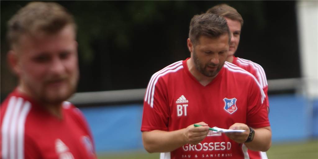 Konkurrenzkampf im Bövinghausen-Mittelfeld entbrannt: Kampfansage von Tyralas „Wunschspieler“ TuS Bövinghausens Coach Sebastian Tyrala liest auf einem Notizblock etwas nach.