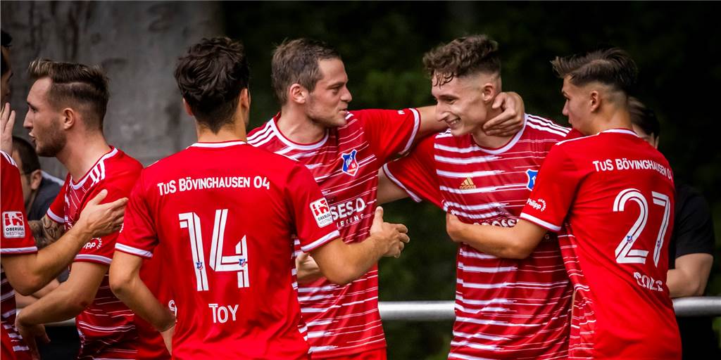 TuS Bövinghausen ist Spitzenreiter - Ennepetal sieht Schuld beim Referee, Tyrala widerspricht TuS Bövinghausens Goalgetter Elmin Heric (2.v.r.) lässt sich für sein 1:0 gegen den TuS Ennepetal feiern.