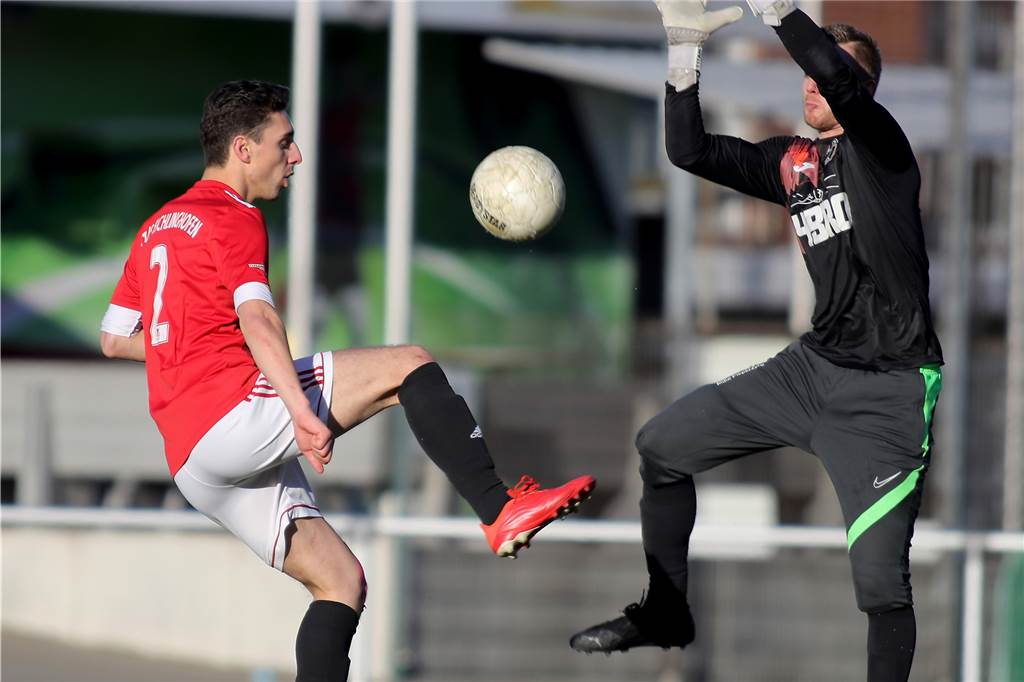 TuS Eichlinghofen überrascht gegen Brünninghausen mit der Leistung - und mit einem Spieler TuS Eichlinghofens Andi Dapi (l.) kehrte nach mehr als einem halben Jahr Verletzungspause auf den Fußballplatz zurück.