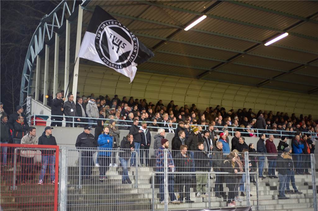 Coronavirus: Veranstalter und Vereine in Haltern reagieren auf Spahn-Empfehlung TuS-Fans bei einem Spiel im Wattenscheider Lohrheidestadion.