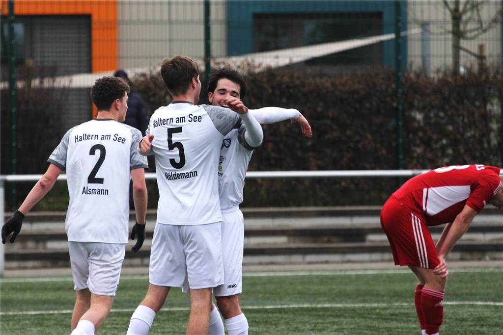 Für TuS Haltern läuft’s (fast) nach Plan: VfB Hüls unterliegt im Test TuS-Freude nach dem Führungstor: Lorenz Alsmann, Schütze Tom Nöldemann und Torben Kranz.