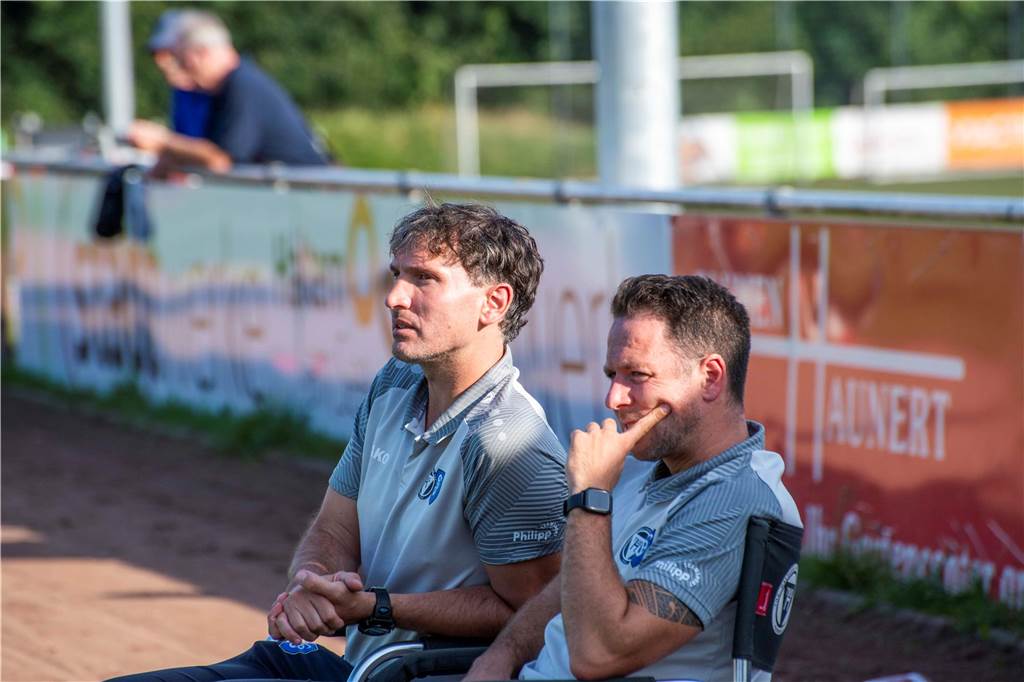 TuS Haltern am See: Das klassenhöchste Team der Stadt wird seit Sommer 2024 von Sebastian Amendt (l.) trainiert - und sucht derzeit wieder, denn der Halterner wechselt im Sommer zu BW Dingden aus seiner Heimat. Amendt folgte auf den ein halbes Jahr zuvor gekommenen Alexander Zerche und wird von Peter Elbers (r.), vergangene Saison noch Spieler des damaligen Westfalenligisten, als Co-Trainer unterstützt. Zuvor trainierte Amendt, der schon in den vergangenen Jahren im Verein aktiv war und ein Jahr bereits die Reserve gecoacht hatte, den FC Kray.