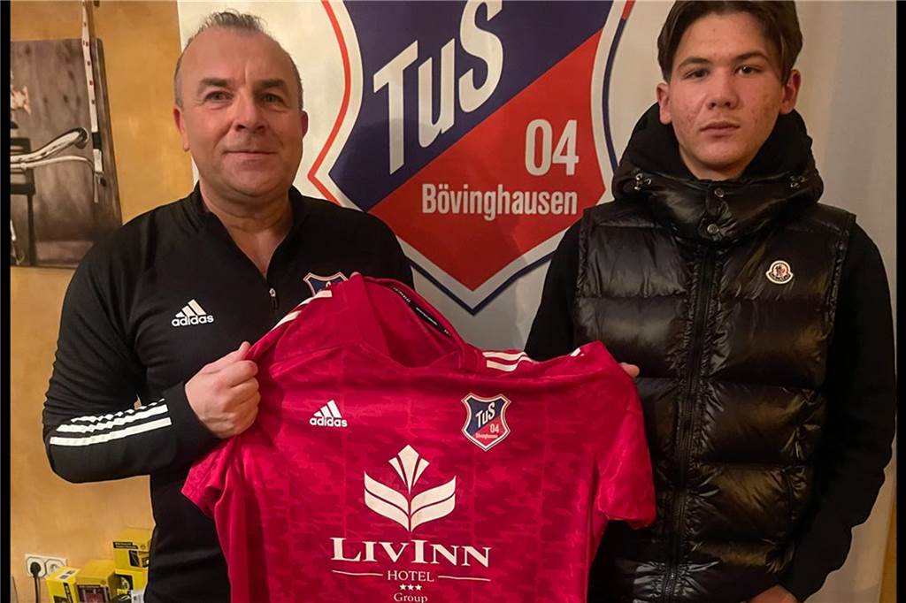 Verjüngungskur geht weiter – Jetzt verpflichtet der TuS Bövinghausen das nächste Talent TuS-Präsident Ajan Dzaferoski präsentiert Neuzugang Duje Goles.