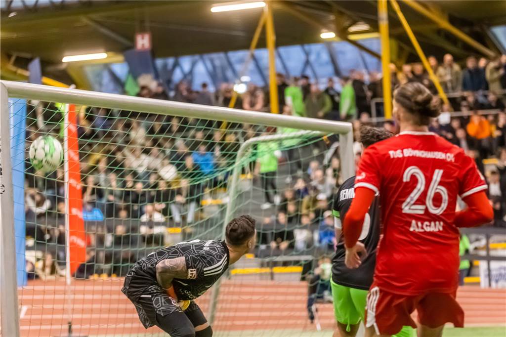 Bezirksliga-Torwart schockt TuS Bövinghausen: Das Halbfinale erreichten aber die Favoriten TuS-Schlussmann Ricardo Seifried hatte nicht mit dem Einschlag von seinem Gegenüber Yannik Kube gerechnet.