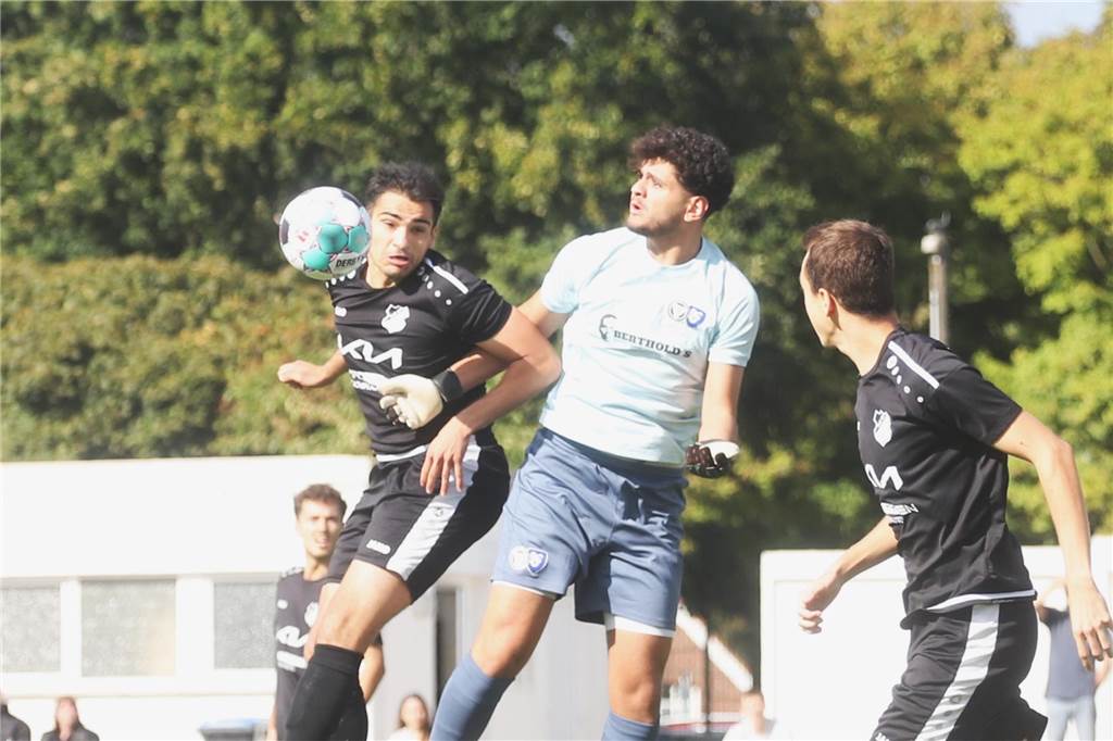 Mit angezogener Handbremse zum TuS Haltern?: Sinsen will „Pokalspiel nicht einfach herschenken“ TuS-Torwart Ubeyd Güzel kämpft mit Ex-Halterner Noah Karthaus vom TuS 05 Sinsen um den Ball.