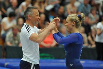 TuS-Trainer Jürgen Schalk (l.) freut sich, im November mit dem TuS Gastgeber zu sein.