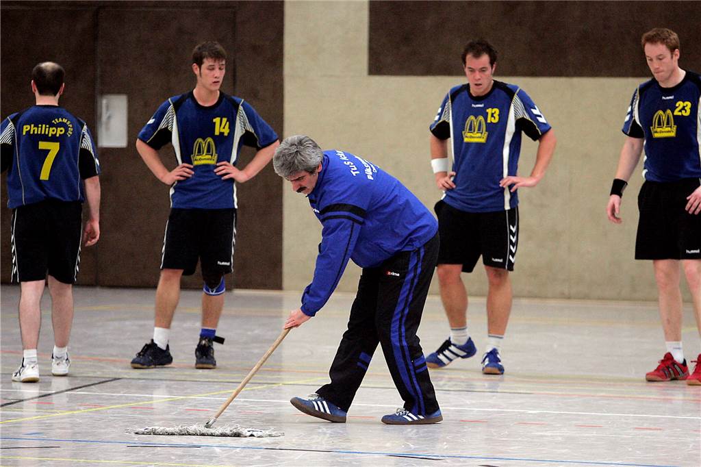 Mit Nachwuchs zum Erfolg: Der TuS Ickern steigt im Jahr 2005 wieder auf TuS-Trainer Otto Kuckel war im Spiel gegen Welper "Mädchen für alles" auf dem Weg zum Aufstieg.