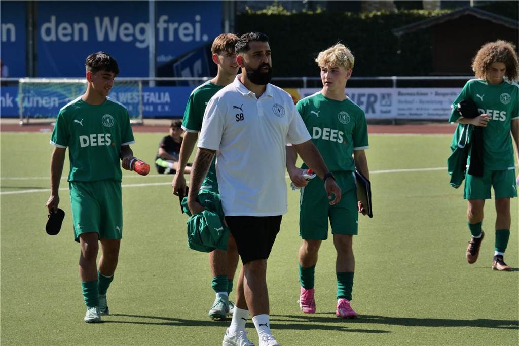 TuS Westfalia Wethmar überragt auch in Bezirksliga Senar Berisa läuft vor seinen Spielern.
