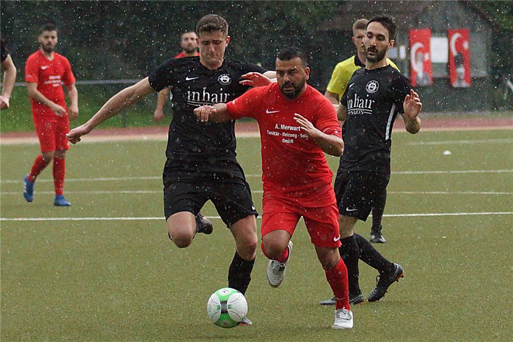 Große Sehnsucht nach seiner Fußball-Familie: Kreisliga-Kicker verlässt SpVg Bönen Tutku Tekkanat (rotes Shirt) muss sich hier gegen Burim Losaj (links) behaupten, den es zurück zum VfL Kamen zieht.