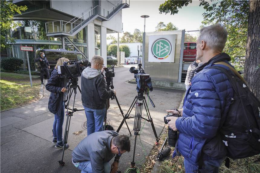 Razzia beim DFB wegen Steuerhinterziehung – Durchsuchung auch bei BVB-Präsident Rauball TV-Kameras stehen vor der der DFB-Zentrale. Die Staatsanwaltschaft durchsuchte die Zentrale wegen des Verdachtes auf schwere Steuerhinterziehung.