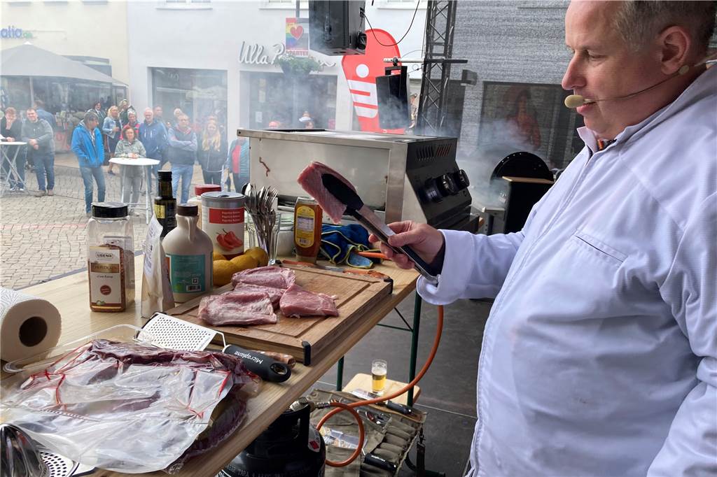 Altstadtfest Dorsten: Am Sonntag lockten Geschäfte und Bühne TV-Koch Andreas Hülsmann am Grill auf der Marktplatz-Bühne.