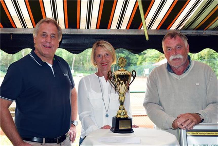 Altlüner Hattrick beim Senioren-Cup des LSV TVA-Spielerin Ingrid Grünewald nahm stellvertretend für ihren Verein den Senioren-Cup des Lüner SV aus den Händen der beiden Turnierleiter Thomas Holz (l.) und Dirk Hagedorn entgegen.