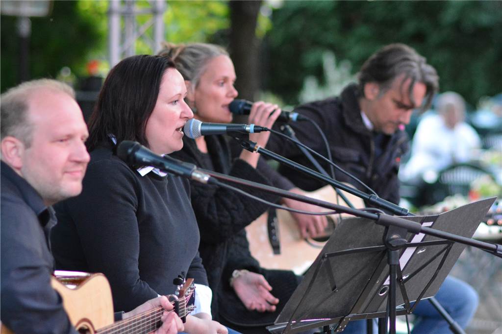 Plattenbau Schermbeck eröffnet mit Open-Air-Konzert "Two on Two" sind ebenfalls am Plattenbau Schermbeck zu hören.