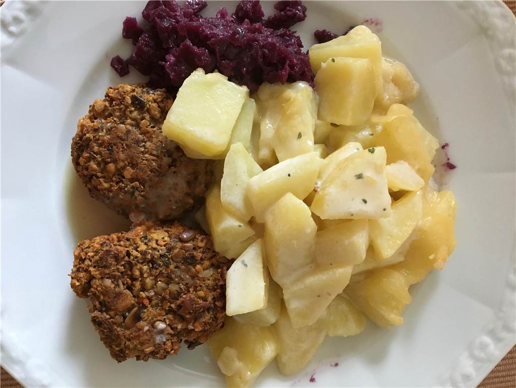 Anna Stehmann lebt vegan: „Man muss einfach alles ausprobieren“ Typisch deutsch: Kartoffeln mit Rotkohl und Nusssteaks in einer Rahmsoße