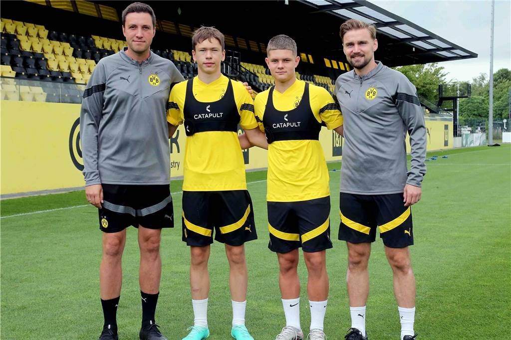 BVB-Legende Marcel Schmelzer im Exklusiv-Interview Marcel Schmelzer posiert für ein Gruppenfoto.