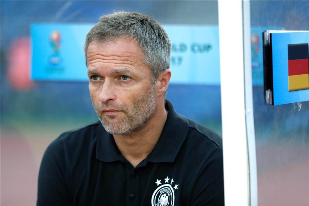 BVB-Toptalent steht mit U17 im WM-Achtelfinale: Paris Brunner auf dem Weg zurück zur Normalität Christian Wück sitzt auf der Trainerbank.