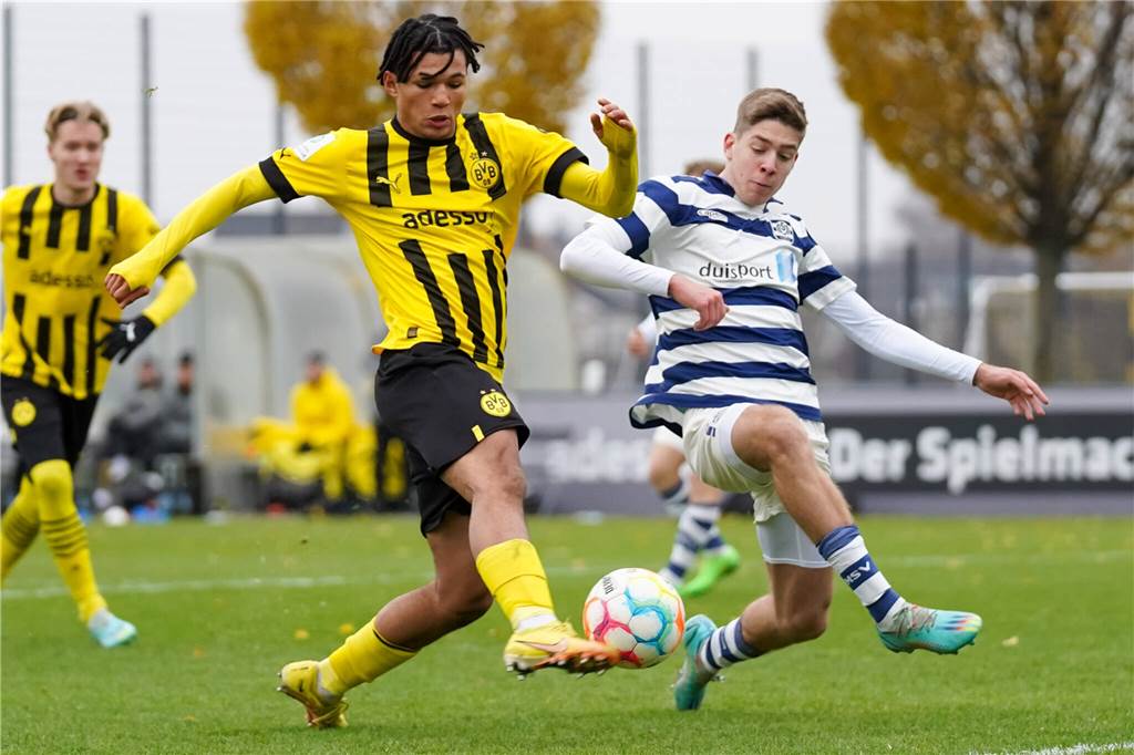 BVB-Nachwuchschef Lars Ricken im XXL-Interview: „Bei uns kommt richtig Qualität nach“ Paris Brunner führt einen Zweikampf um den Ball.