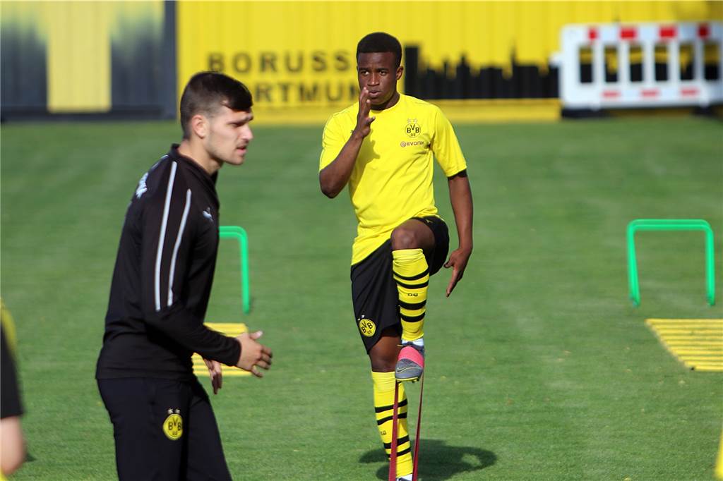 Moukoko macht beim BVB den nächsten Schritt - muss sich jedoch neu beweisen U17-Trainer Sebastian Geppert sagt über Youssoufa Moukoko „Er arbeitet richtig viel, ist immer einer der ersten beim Training und einer der letzten, der nach Hause geht.“