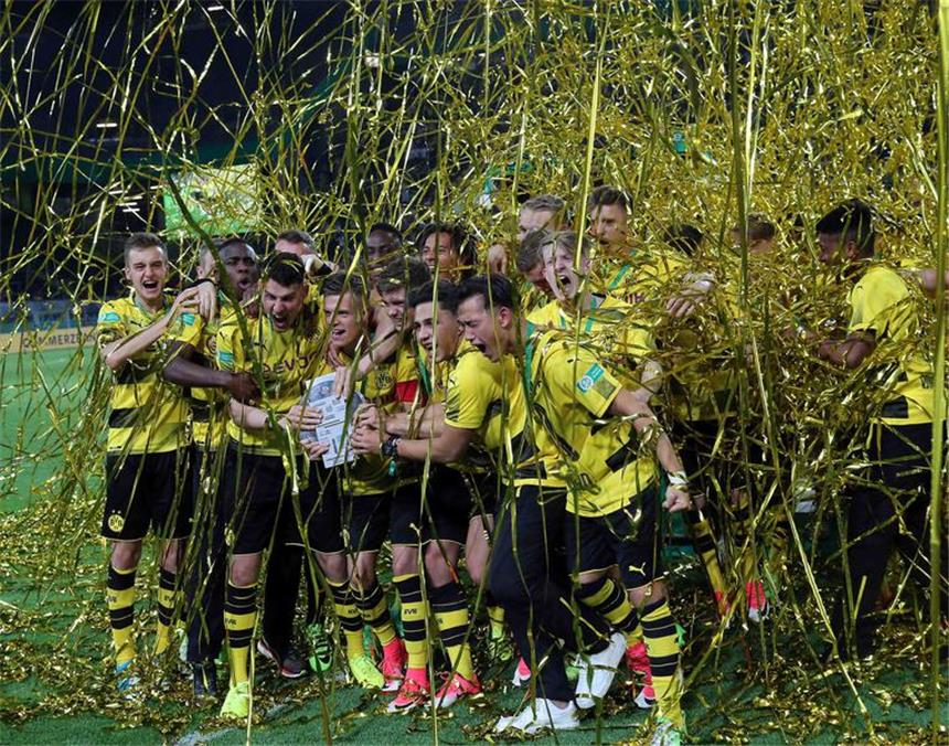 Deutsche U19-Elite gegen europäische Topteams U19-Spieler des BVB bejubeln die Deutsche Meisterschaft.