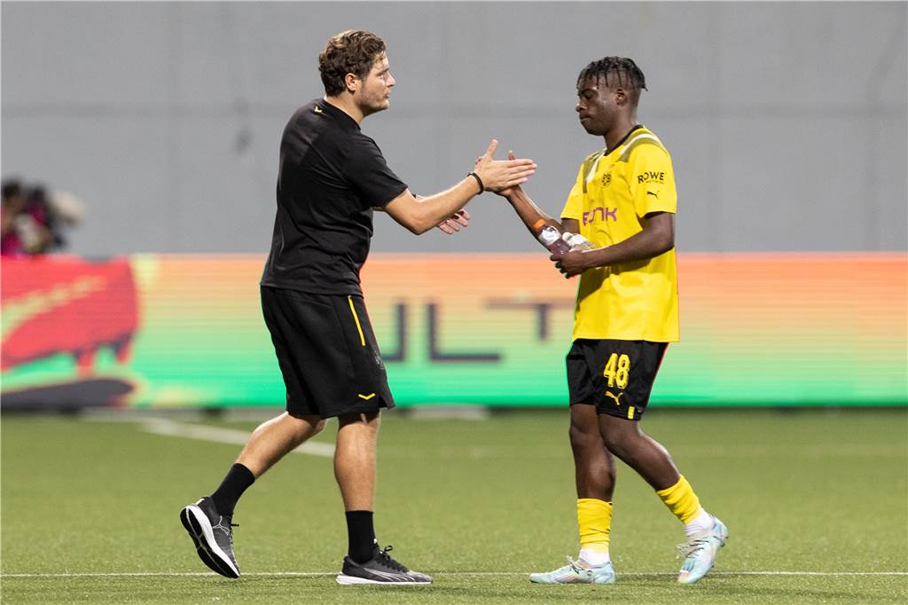 Edin Terzic klatscht mit Samuel Bamba ab.