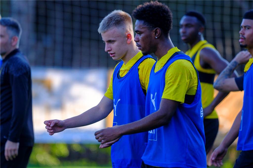 BVB-U23 vor dem Re-Start in Freiburg: Fünf Aufträge an Trainer Zimmermann für die Rückrunde Danylo Krevsun und Charles Herrmann gehen nebeneinander her.