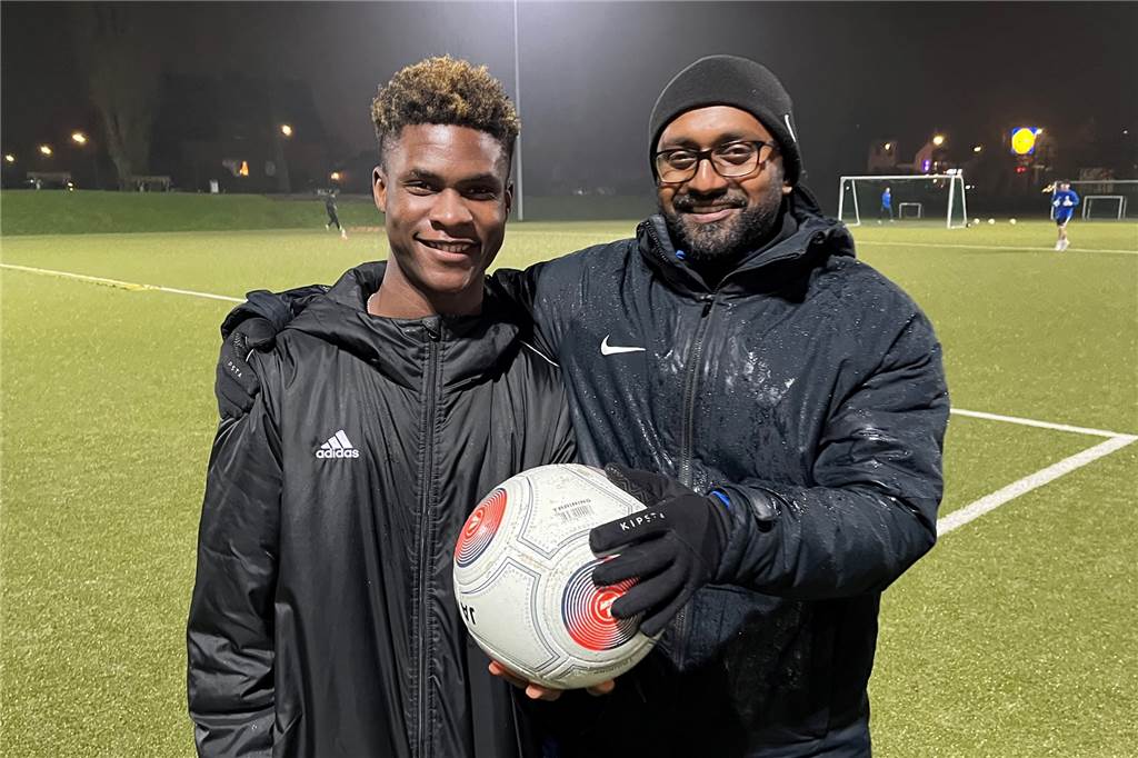 Mutter getötet, Vater verfolgt, Tante verschwunden - Prince Juniors unglaubliche Odyssee U19-Trainer Athavan Varathan (r.) hat Prince Juniors Familie in Dortmund schon besucht.