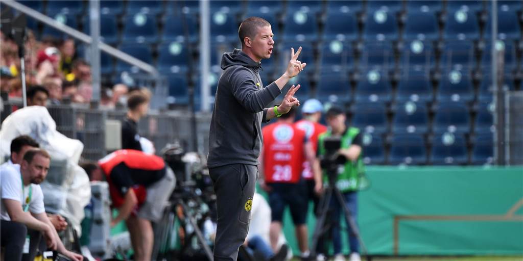 Bynoe-Gittens, Rothe und Co: Tullberg kritisiert BVB-Youngster nach Pokal-Niederlage U19-Trainer Mike Tullberg gibt Anweisungen.