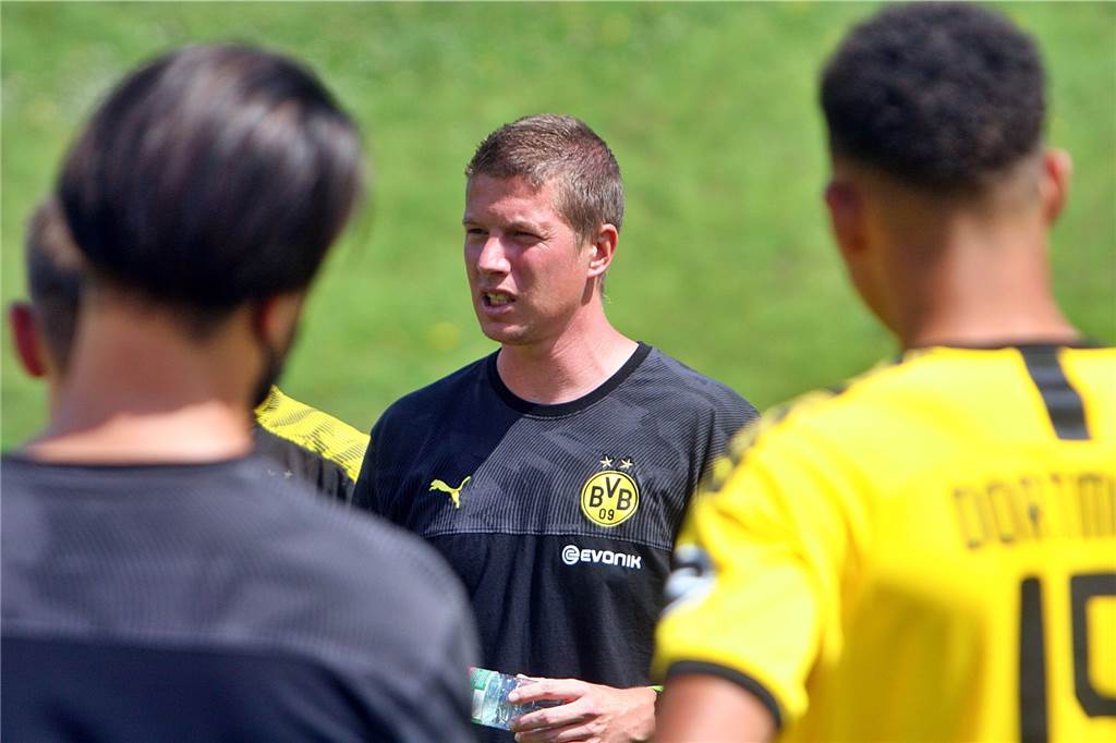 Moukoko, Reyna, Knauff, Pherai - WG-Party beim Trainingsauftakt des BVB U19-Trainer Mike Tullberg sagt über Youssoufa Moukoko und Ansgar Knauff: „Die beiden freuen sich natürlich brutal auf die nächsten Wochen - und das muss und soll auch so sein.“