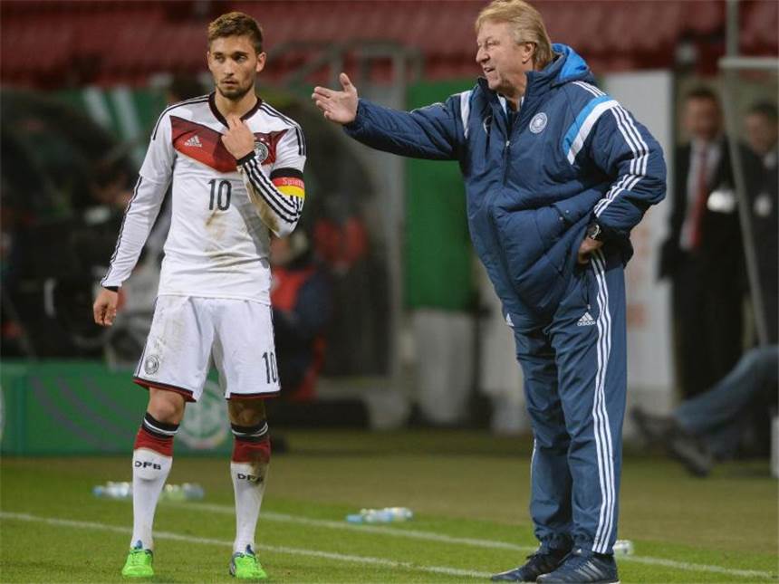 EM-Test bestanden: U 21 besiegt Niederlande 3:1 U21-Trainer Horst Hrubesch gibt Mannschaftskapitän Moritz Leitner (l) am Spielfeldrand Instruktionen. Foto: Armin Weigel