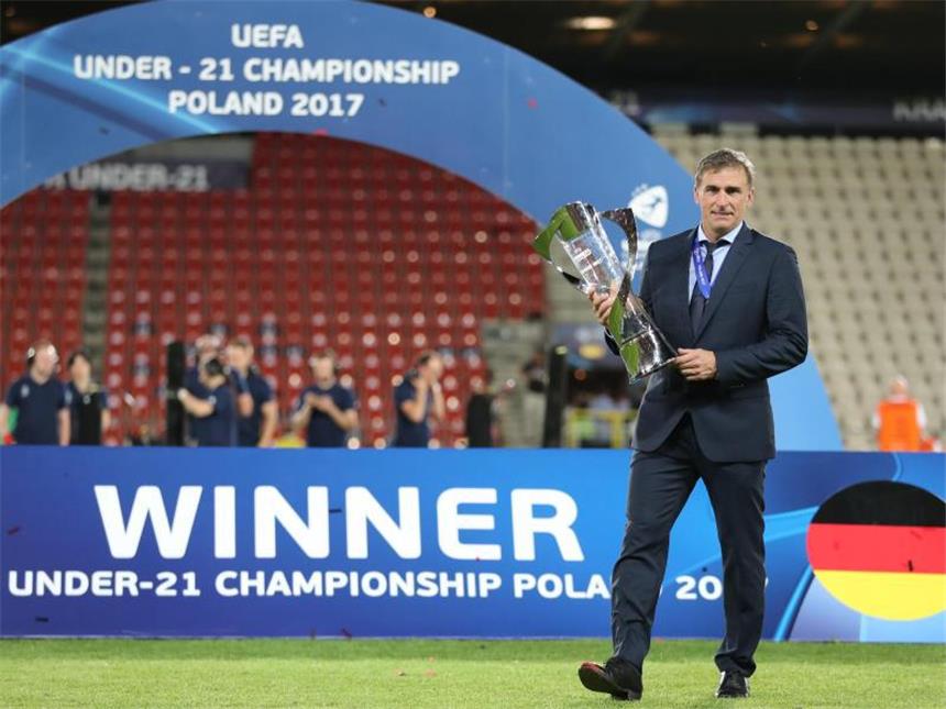 U21-"Meistertrainer" Kuntz widerlegt Kritiker U21-Trainer Stefan Kuntz mit der EM-Trophäe. Foto: Jan Woitas