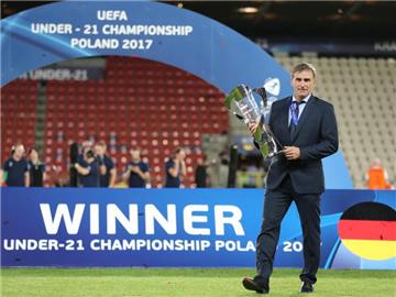 U21-Trainer Stefan Kuntz mit der EM-Trophäe. Foto: Jan Woitas