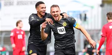U23-Kapitän Franz Pfanne (r.) bejubelt seinen Treffer gegen Viktoria Köln.