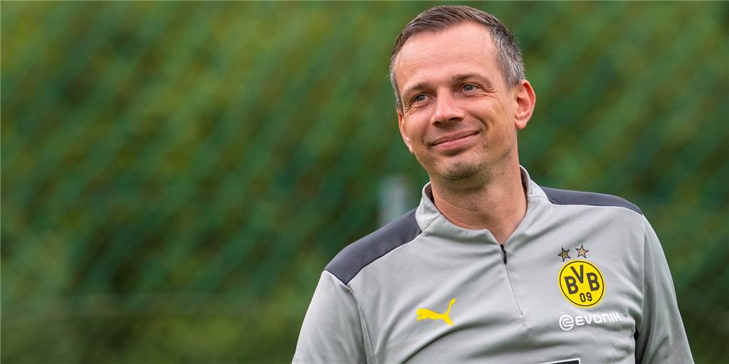U23-Trainer Preußer im XXL-Interview: „Die Aufgabe beim BVB erfüllt mich total“ U23-Coach Christian Preußer steht auf dem Trainingsplatz.