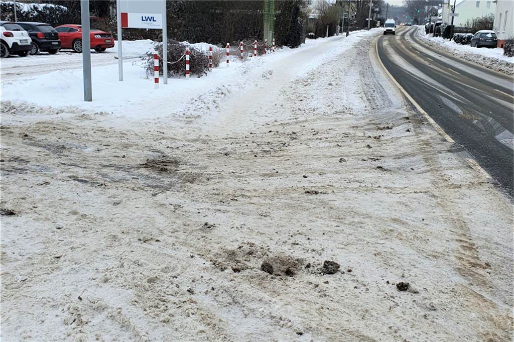 U47 in Aplerbeck – Auch hier liegt die Stadtbahnspur unter einer Schneedecke.
