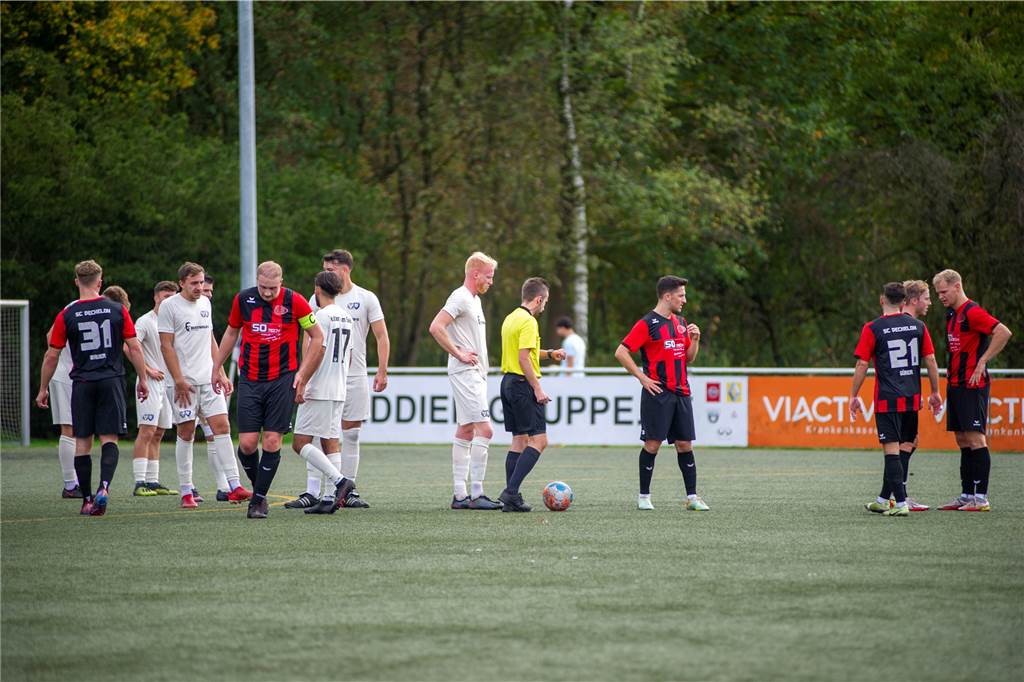 „Etwas fragwürdig“: Irritation über Tumult nach TuS-Remis und Freude über gewonnenen Punkt Ubeyd Güzel ist schon weg, die anderen Halterner Spieler stehen fassungslos vor dem eigenen Strafraum: Der TuS-Keeper hatte früh Rot wegen Handspiels außerhalb des Strafraums gesehen - sein Gegenspieler soll zuvor allerdings im Abseits gewesen sein.