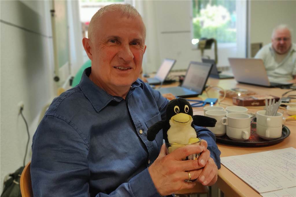 Castroper Computerclub hilft bei Problemen mit dem PC Der Sprecher des Castroper Computerclubs mit dem Linux-Maskottchen "Tux"