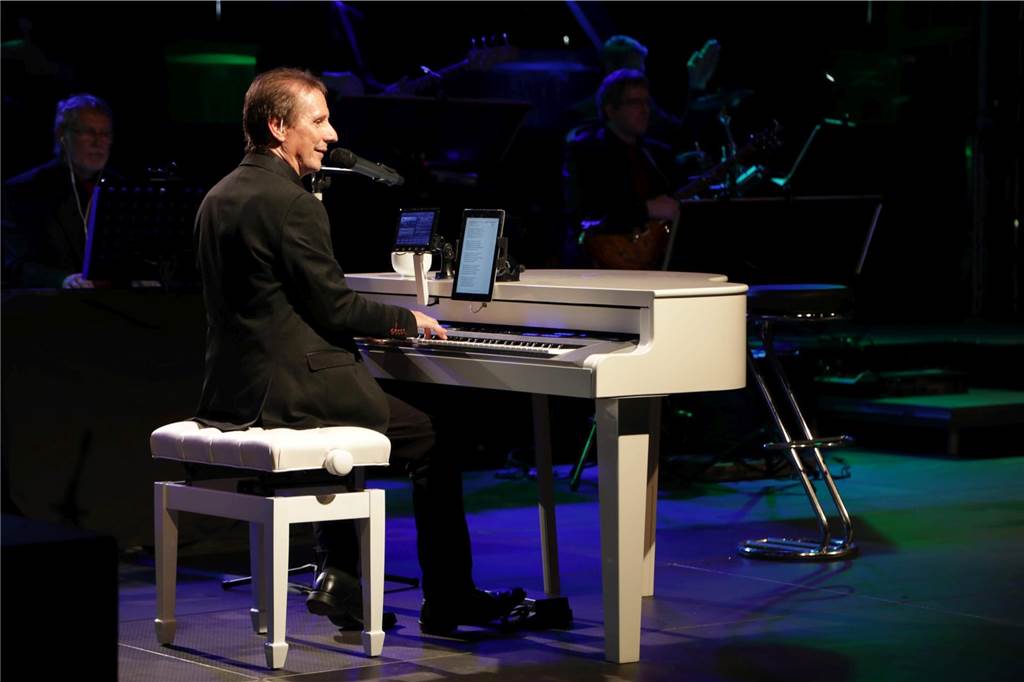 Udo Hotten bringt Lieder von Udo Jürgens auf die Bühne in Schermbeck Udo Hotten am Flügel.