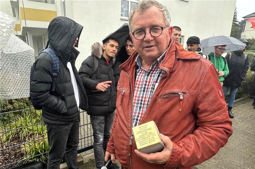 Erstmalig in Lünen: Ehrung für militärischen Widerstand gegen Nazis Udo Kath mit dem Stolperstein von Walter Hermannspann.