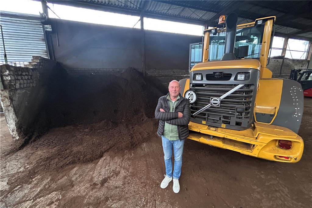 Tragischer Unfall: Heinrich Kuhlmann GmbH hört nach 98 Jahren auf Udo Kuhlmann steht vor dem letzten verbliebenen Radlader und dem letzten Rest der in Dorsten produzierten Erde.