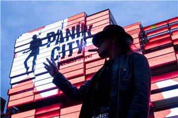 Udo Lindenberg vor der multimedialen Erlebniswelt „Panik City“. Foto: Christian Charisius