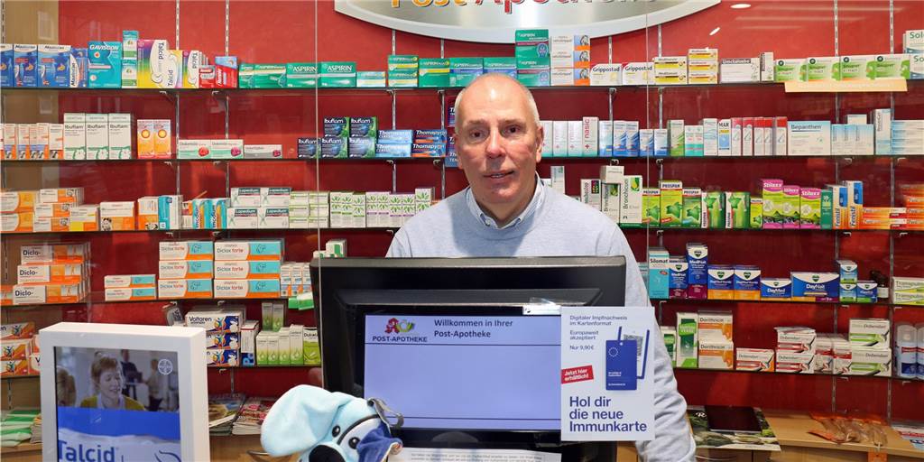 Werner Apotheker zu geplantem Gesetz: „Apotheken-Sterben wird beschleunigt“ Udo Lucas steht hinter der Kasse in einer Apotheke